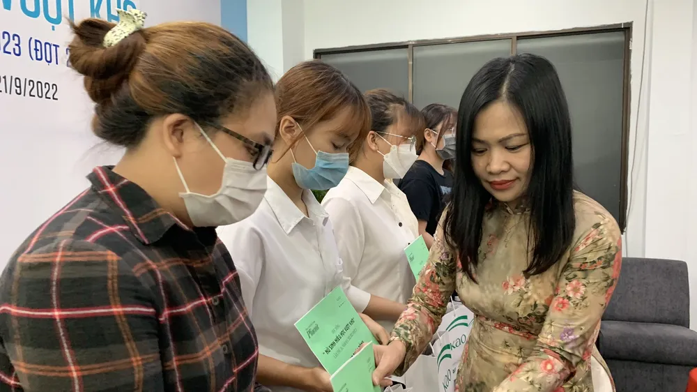 Phó Tổng biên tập Báo Phụ nữ TPHCM trao học bổng đến các nữ sinh