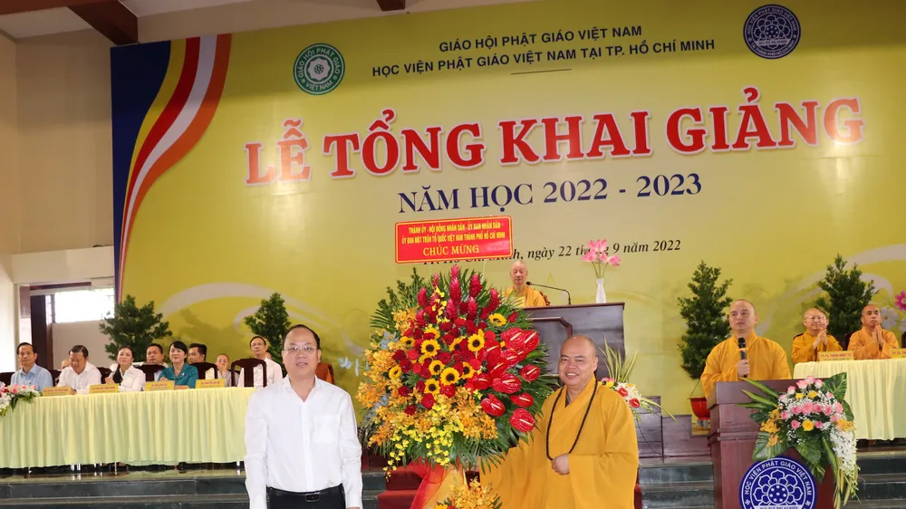 Phó Bí thư Thành ủy TPHCM Nguyễn Hồ Hải tặng hoa chúc mừng ngày Tổng khai giảng tại Học việc Phật giáo tại TPHCM