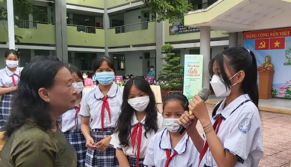 Các em học sinh trao đổi các vấn đề liên quan tuổi dậy thì cùng chuyên gia