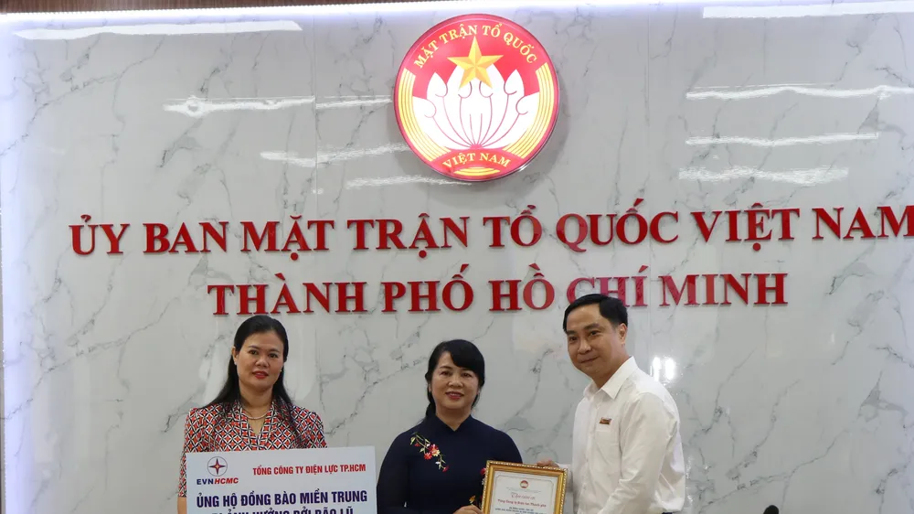 Chủ tịch Ủy ban MTTQ Việt Nam TPHCM Trần Kim Yến tiếp nhận ủng hộ từ Tổng Công ty Điện lực TPHCM chăm lo đồng bào miền Trung 