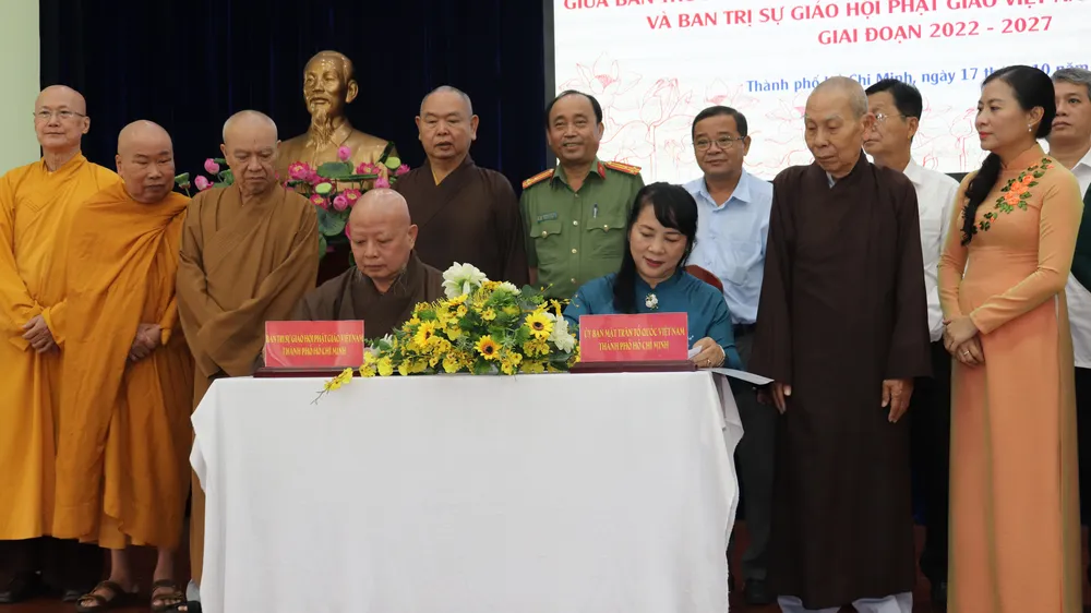Đồng chí Trần Kim Yến và Hòa thượng Thích Lệ Trang đại diện 2 đơn vị ký chương trình phối hợp giai đoạn 2022-2027