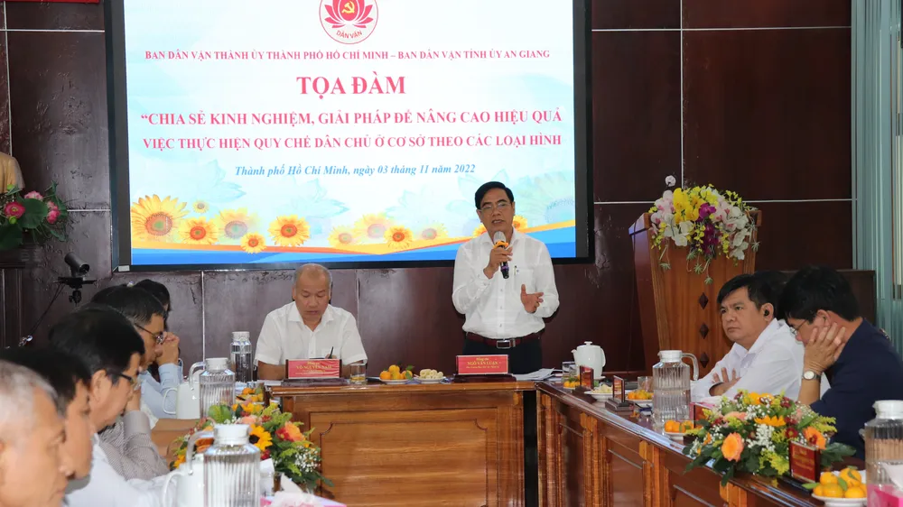 Phó Trưởng Ban Dân vận Thành ủy TPHCM Ngô Văn Luận trao đổi tại buổi tọa đàm