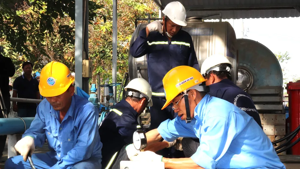 Các thi sinh tham gia phần thi thực hành tại hội thi Bàn tay vàng lần thứ 4