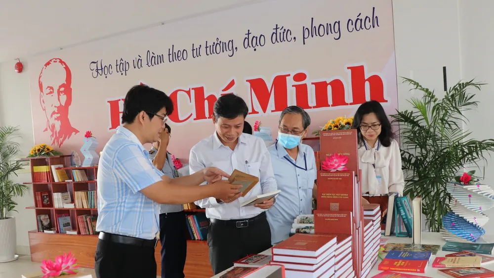Các đại biểu tham quan, tìm hiểu về cuộc đời, sự nghiệp Chủ tịch Hồ Chí Minh tại Không gian văn hóa Hồ Chí Minh vừa ra mắt tại quận 4