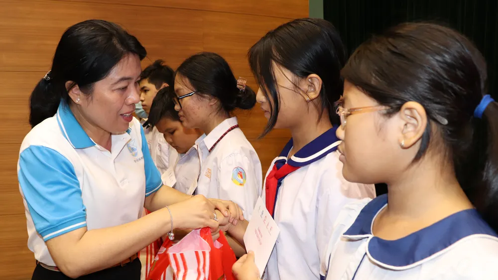 500 trẻ mồ côi do Covid-19 vui xuân ấm áp