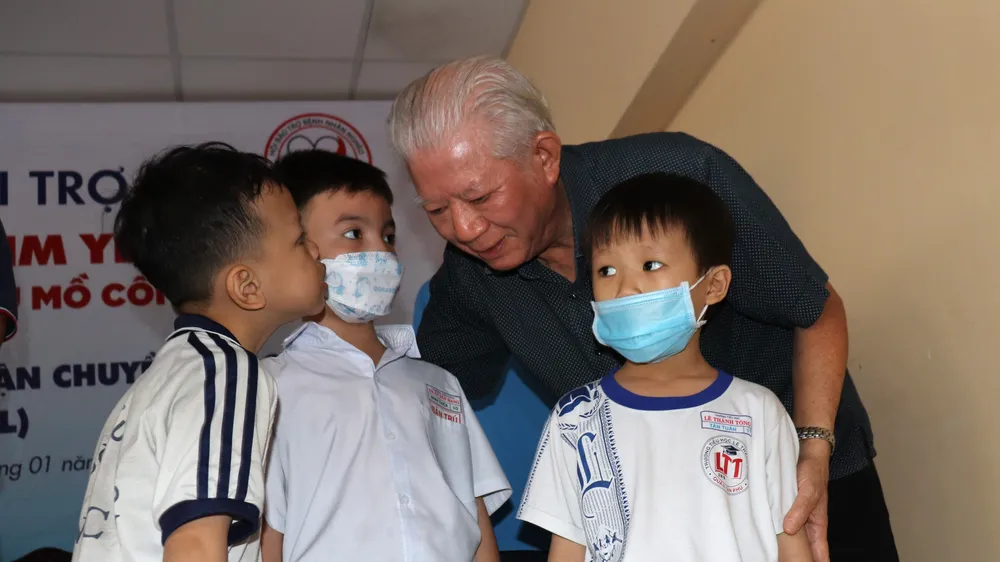 Chủ tịch Hội Bảo trợ Bệnh nhân nghèo TPHCM thăm hỏi, động viên và trao quà cho trẻ mồ côi do dịch Covid-19