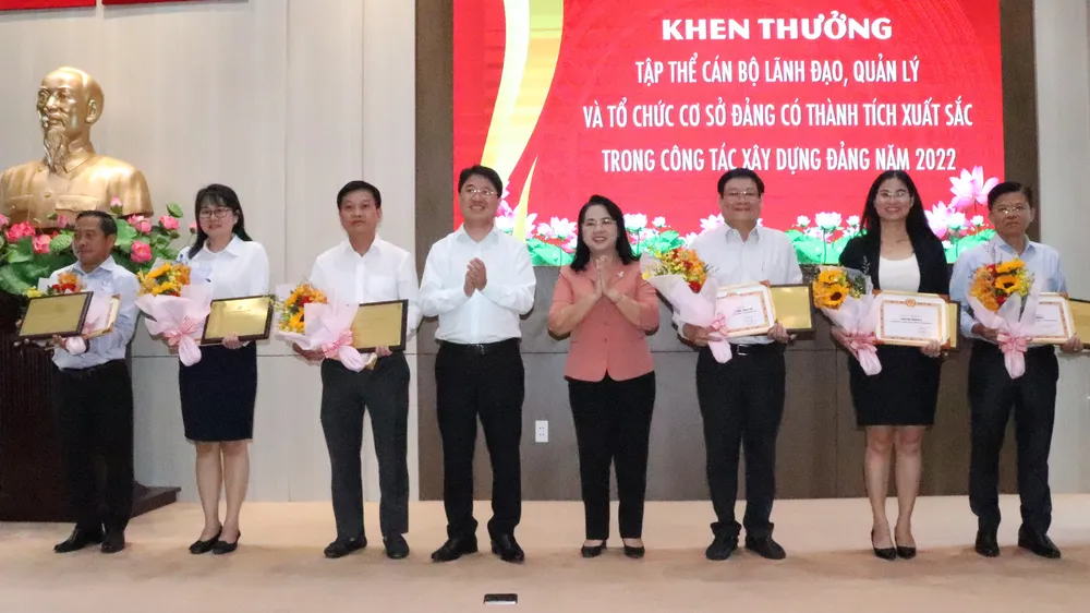Chủ tịch Ủy ban MTTQ Việt Nam TPHCM Trần Kim Yến biểu dương các tập thể, cá nhân tiêu biểu