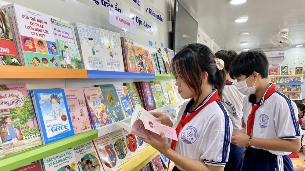 Học sinh Trường THCS Doi Lầu vui mừng khi được đọc sách trong thư viện khang trang, mát mẻ và nhiều đầu sách