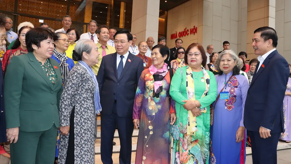Chủ tịch Quốc hội Vương Đình Huệ thăm hỏi các cựu tù chính trị và tù binh TPHCM tại buổi gặp mặt