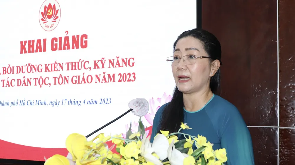 Đồng chí Nguyễn Thị Bạch Mai, Phó Trưởng Ban Thường trực Ban Dân vận Thành ủy TPHCM phát biểu khai giảng khóa học