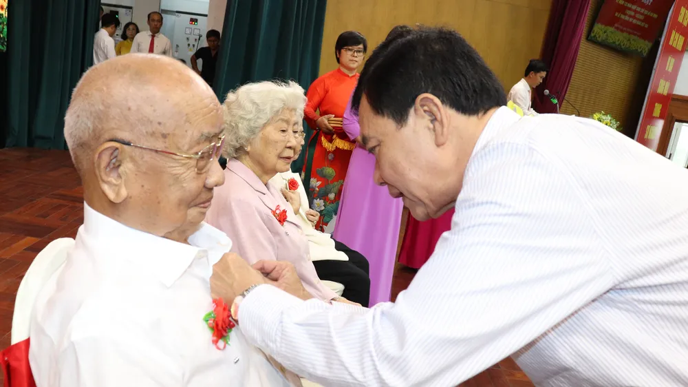 Quận Phú Nhuận: 69 đảng viên nhận Huy hiệu Đảng đợt 19-5