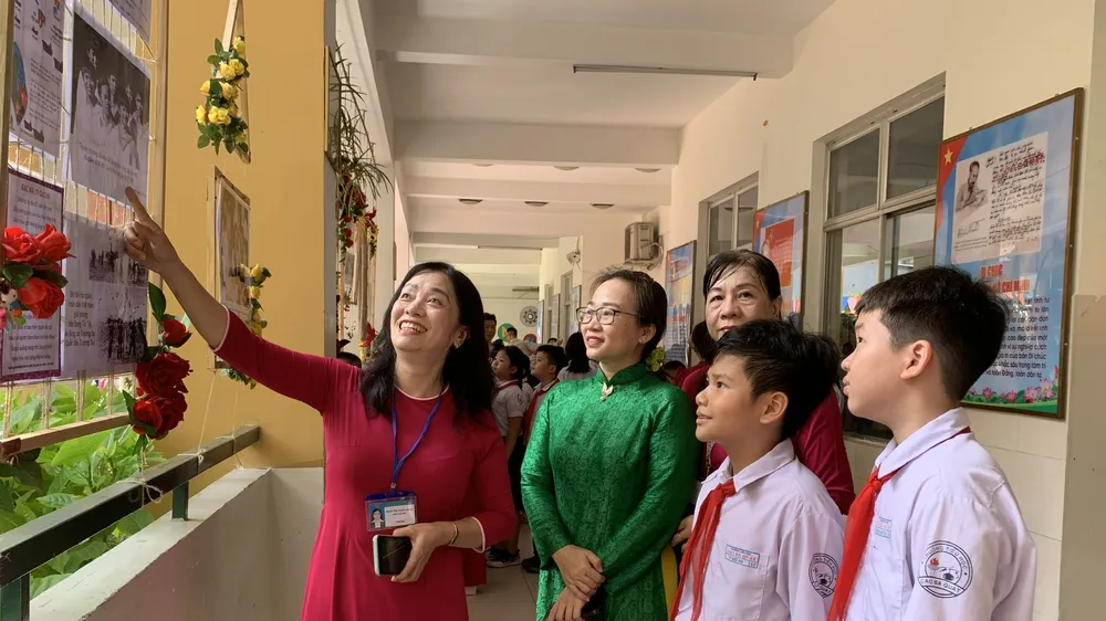 Thầy trò Trường Tiểu học Cao Bá Quát tham quan Không gian Văn hóa Hồ Chí Minh vừa đưa vào hoạt động