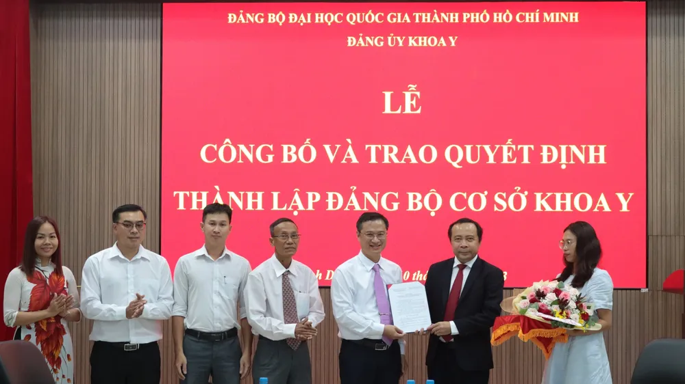 Đồng chí Vũ Hải Quân, Ủy viên Trung ương Đảng, Bí thư Đảng ủy, Giám đốc Đại học Quốc gia TPHCM đã trao quyết định thành lập Đảng bộ cơ sở Khoa Y