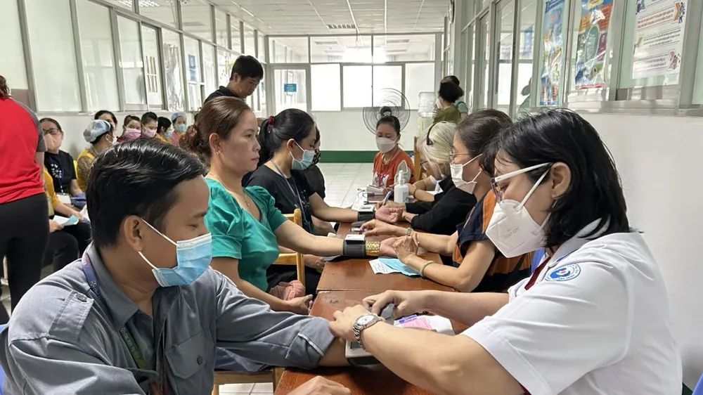 Công nhân được khám bệnh tại ngày hội