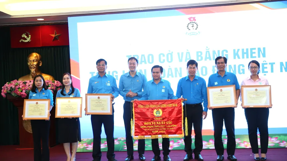Các tập thể, cá nhân được nhận Bằng khen và Cờ thi đua của Tổng Liên đoàn Lao động Việt Nam