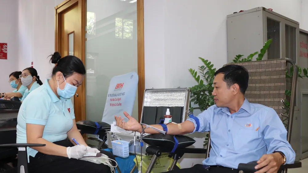 Các tình nguyện viên tham gia hiến máu ngày 10-8
