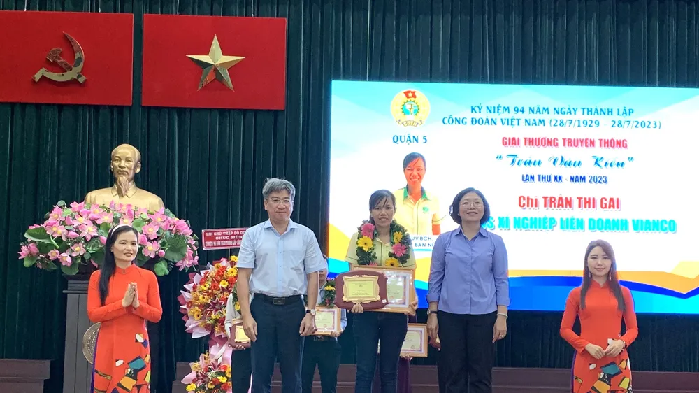 Bí thư Quận ủy quận 5 Huỳnh Ngọc Nữ Phương Hồng chúc mừng cá nhân đoạt Giải thưởng Trần Văn Kiểu lần thứ 20