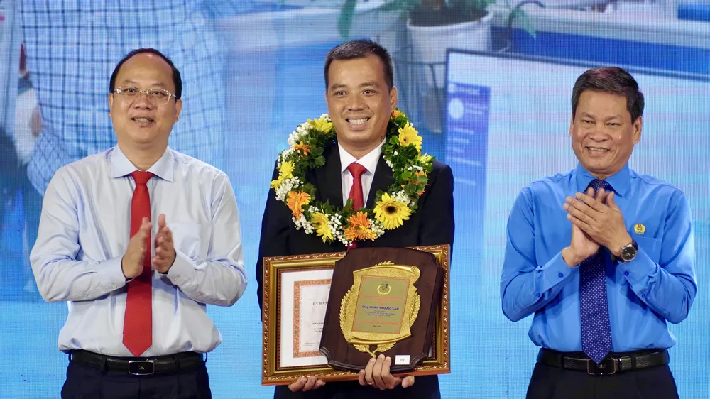 Phó Bí thư Thành ủy TPHCM Nguyễn Hồ Hải và Phó Chủ tịch Tổng LĐLĐ Việt Nam Huỳnh Thanh Xuân chúc mừng ông Phan Hoàng San, Tổng Công ty Điện lực TPHCM. Ảnh HOÀNG HÙNG