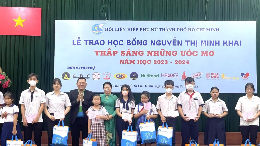 Chủ tịch Hội LHPN TPHCM Nguyễn Trần Phượng Trân trao học bổng Nguyễn Thị Minh Khai đến các em học sinh hoàn cảnh khó khăn, học tốt