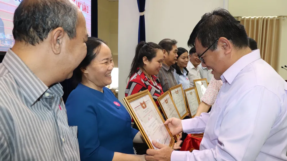 Phó Chủ tịch Ủy ban MTTQ Việt Nam TPHCM Ngô Thanh Sơn trao bằng khen đến các tập thể tiêu biểu tham gia cuộc thi