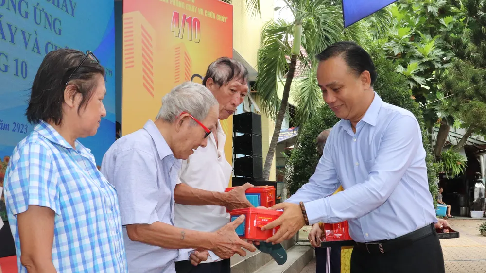 Chủ tịch UBND quận Phú Nhuận Nguyễn Đông Tùng tặng bình chữa cháy đến người dân