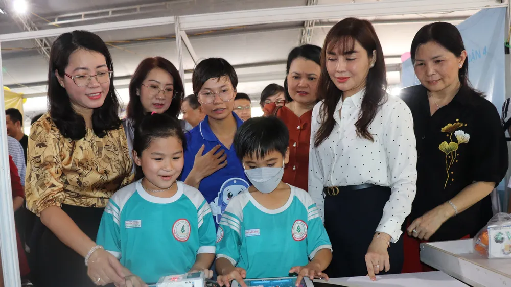Học sinh tiểu học thích thú với các mô hình công nghệ sáng tạo tại ngày hội