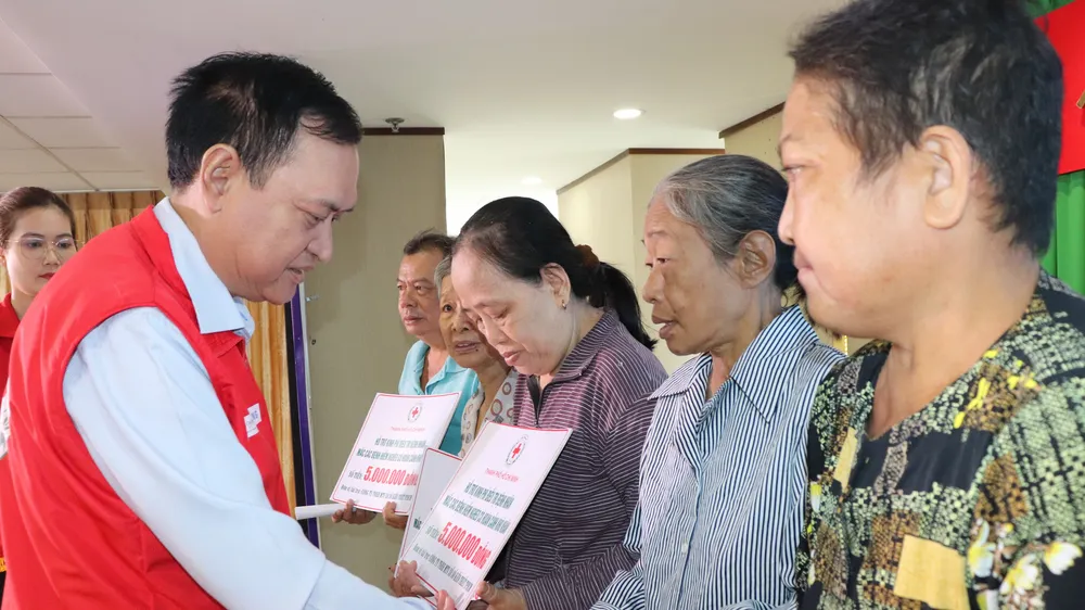 Chủ tịch Hội Chữ thập đỏ TPHCM Trần Trường Sơn trao hỗ trợ và động viên người mắc bệnh hiểm nghèo