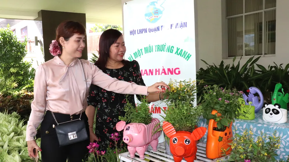 Người dân tham quan một trong những công trình tiêu biểu của hội thi xây dựng “Góc phố xanh – Không gian xanh”