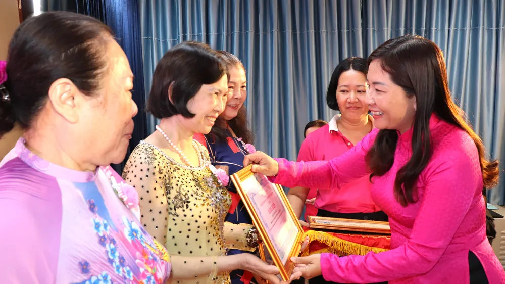 Tuyên dương 16 nữ chủ nhà trọ chăm lo tốt người lao động