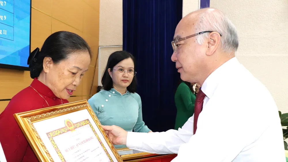 Trưởng Ban Tuyên giáo Thành ủy TPHCM Phan Nguyễn Như Khuê trao Huy hiệu 55 tuổi Đảng đến đảng viên tại quận 8