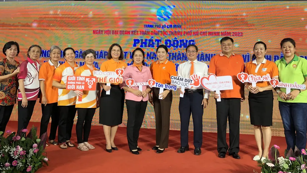 Chủ tịch Ủy ban MTTQ Việt Nam TPHCM Trần Kim Yến cùng các đại biểu tham gia lễ phát động