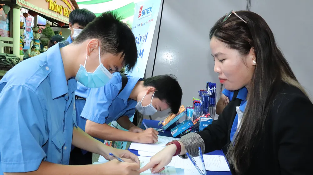 Ngày hội thu hút đông đảo lao động trẻ đến tìm kiếm cơ hội việc làm như mong muốn