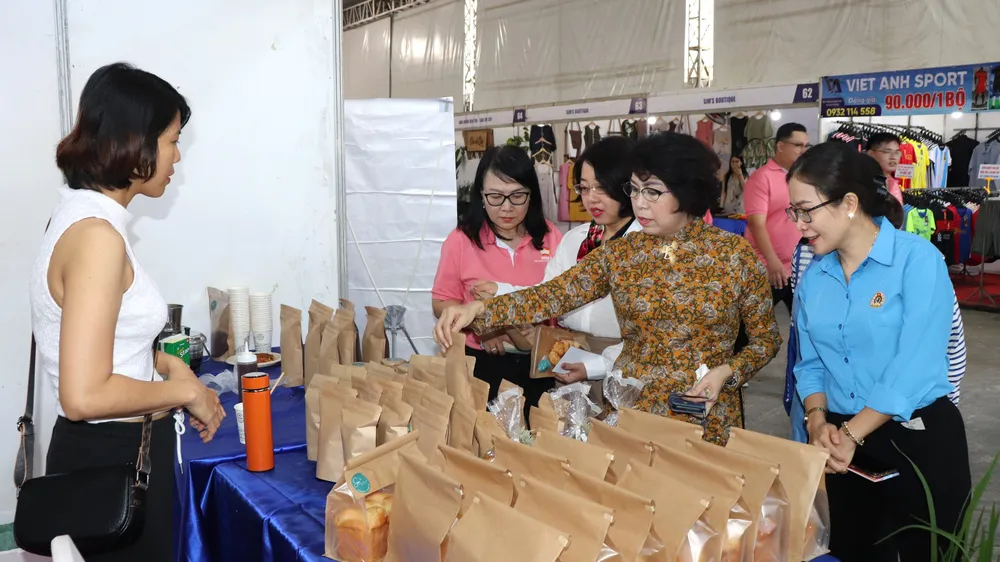 Bí thư Quận ủy quận 1 Tô Thị Bích Châu tham quan các gian hàng phục vụ người lao động