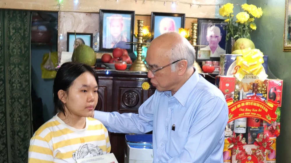 Trưởng Ban Tuyên giáo Thành ủy TPHCM Phan Nguyễn Như Khuê thăm, động viên em Trần Khâm Nhi 