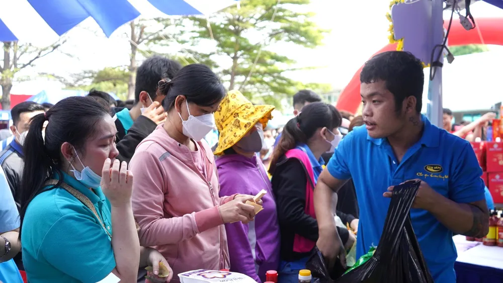 Công nhân mua sắm tết tại chương trình “Ngày hội nghĩa tình – Tết đoàn viên” do Công đoàn các KCX-CN TPHCM tổ chức