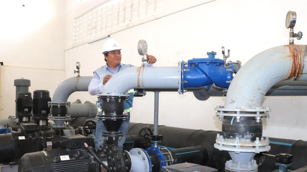 Nhân viên nhà máy nước Thạnh Lộc kiểm tra máy móc tại nhà máy