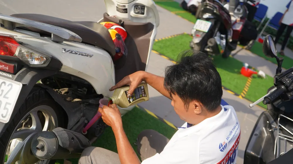 Xe của công nhân được kiểm tra và thay nhớt miễn phí tại chương trình