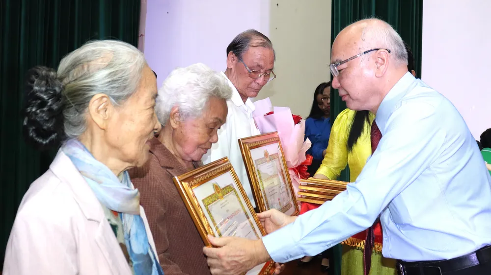 Trưởng Ban Tuyên Giáo Thành ủy TPHCM Phan Nguyễn Như Khuê trao Huy hiệu 55 năm tuổi Đảng đến các đảng viên tại quận 8