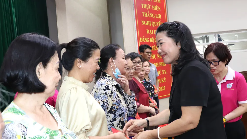 Phó Trưởng Ban Thường trực Ban Dân vận Thành ủy TPHCM Nguyễn Thị Bạch Mai trao quà chăm lo phụ nữ người Việt gốc Hoa tại buổi họp mặt