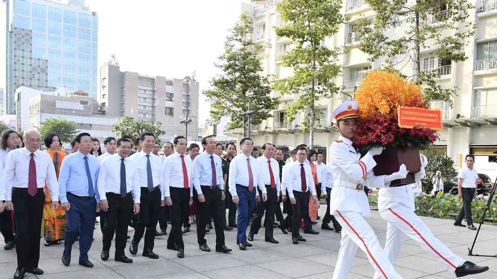 Đoàn đại biểu dâng hoa tưởng niệm Chủ tịch Hồ Chí Minh tại Công viên Tượng đài Chủ tịch Hồ Chí Minh. Ảnh: VIỆT DŨNG