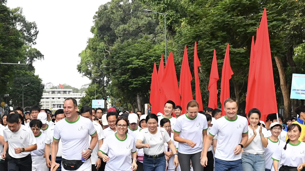Ngày chạy Olympic vì sức khỏe toàn dân năm 2024 thu hút đông đảo người dân tại TPHCM và người nước ngoài tham gia. Ảnh: VIỆT DŨNG
