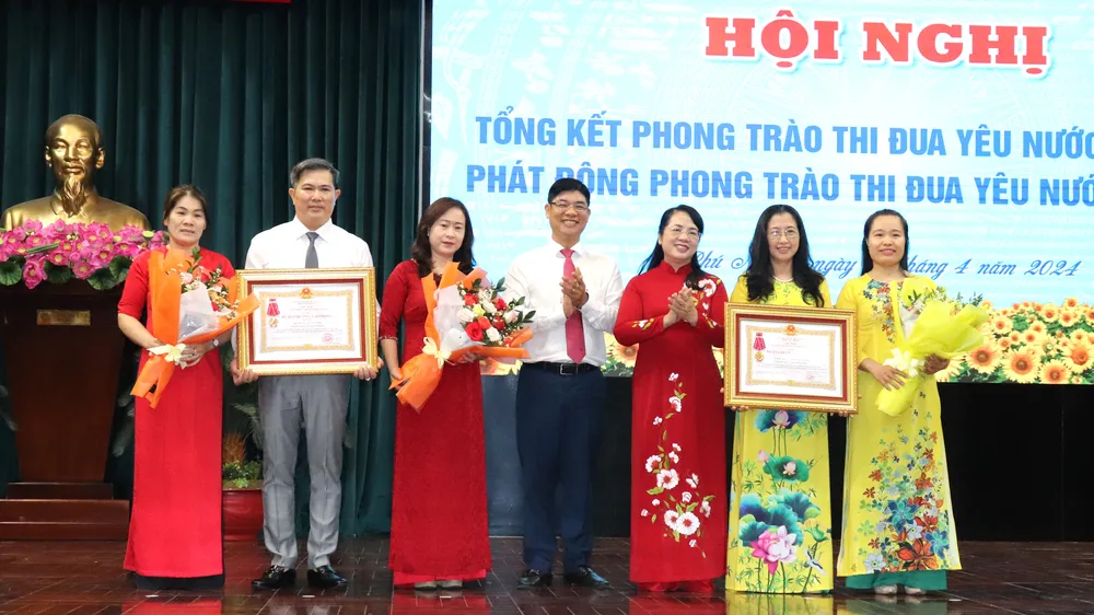 Chủ tịch Ủy ban MTTQ Việt Nam TPHCM Trần Kim Yến trao Huân chương Lao động hạng Ba cho các tập thể