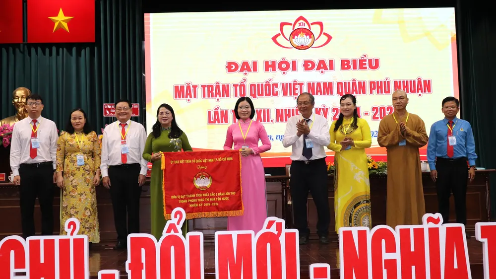 Chủ tịch Ủy ban MTTQ Việt Nam TPHCM Trần Kim Yến trao cờ đơn vị xuất sắc 5 năm liên tục đến MTTQ Việt Nam quận Phú Nhuận