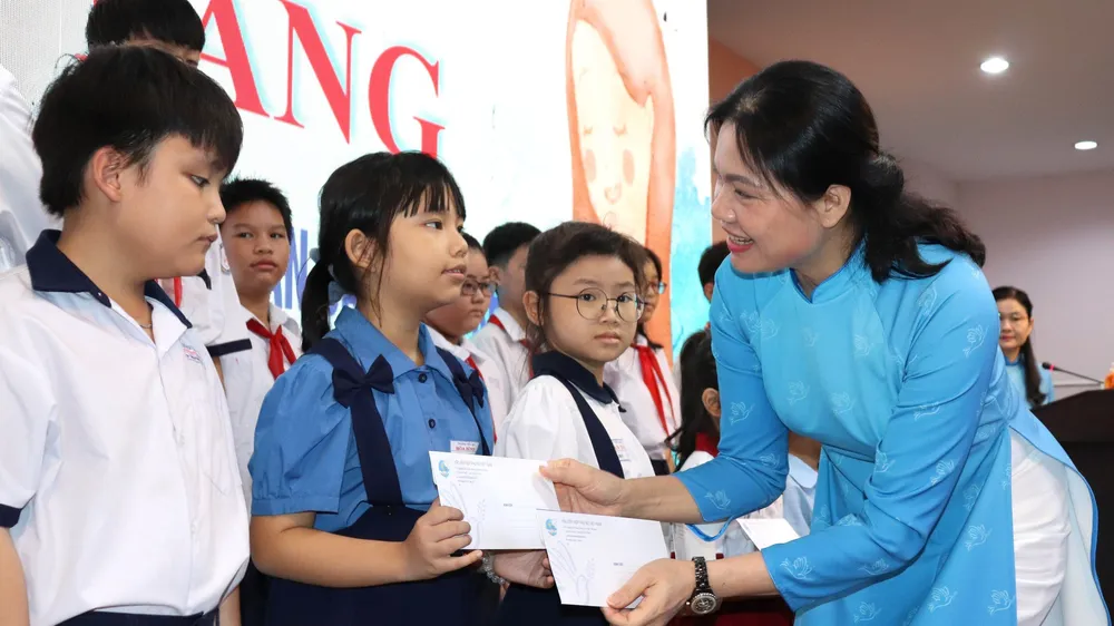 Chủ tịch Hội LHPN Việt Nam Hà Thị Nga trao quà đến trẻ mồ côi tại TPHCM