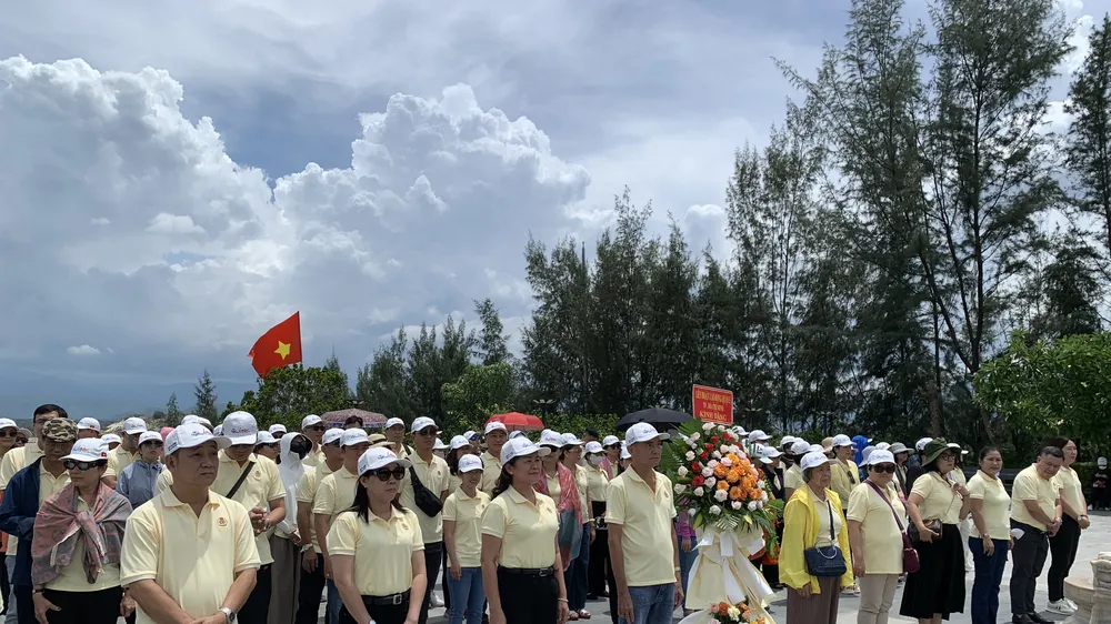 Đoàn cán bộ công đoàn quận 5 (TPHCM) dâng hoa, dâng hương tưởng niệm anh hùng liệt sĩ tại Khu Tưởng niệm các chiến sĩ Gạc Ma