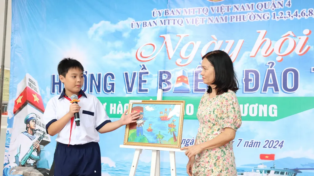 Học sinh thuyết trình về bức tranh khi tham gia hội thi vẽ tranh với chủ đề "Tự hào biển, đảo quê hương"