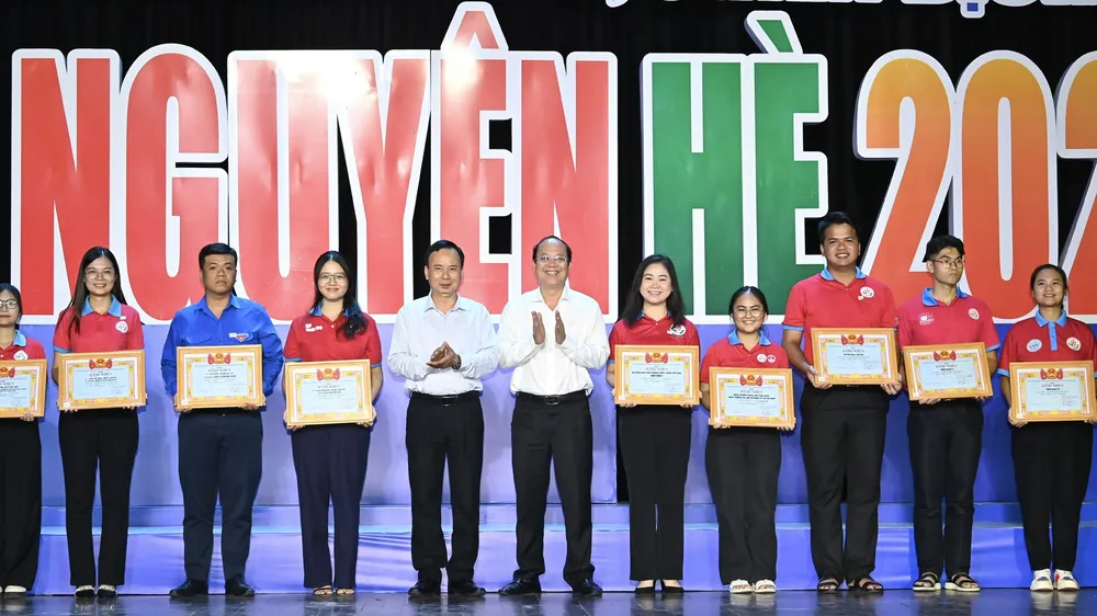 Phó Trưởng Ban Dân vận Trung ương Nguyễn Lam, và Phó Bí thư Thường trực Thành ủy TPHCM Nguyễn Hồ Hải biểu dương các tập thể, cá nhân. Ảnh: VIỆT DŨNG