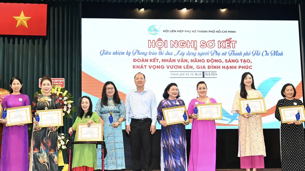 Phó Bí thư Thường trực Thành ủy TPHCM Nguyễn Hồ Hải trao Bằng khen biểu dương các tập thể, cá nhân tiêu biểu. Ảnh VIỆT DŨNG