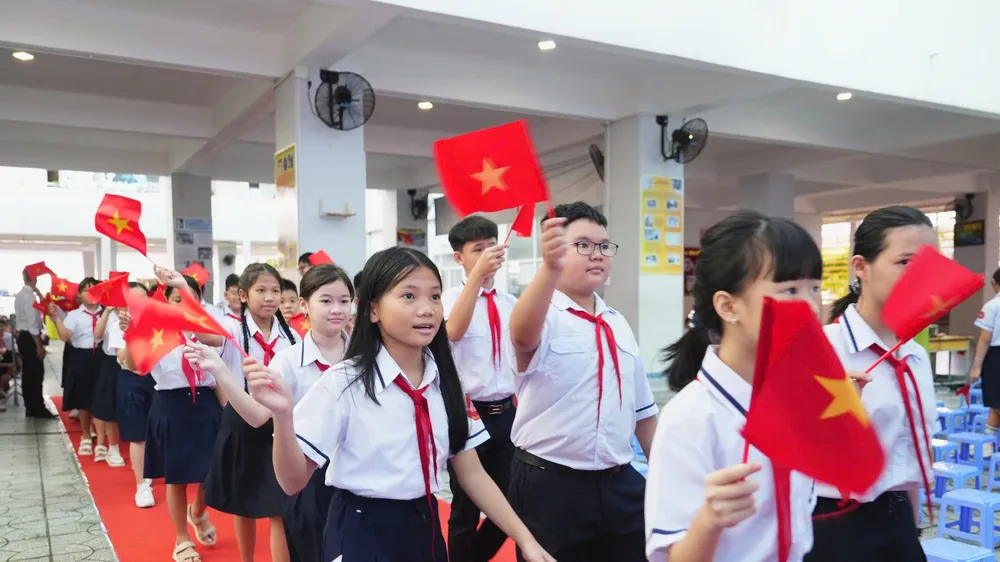 Trung tướng Lê Hồng Nam trao kinh phí hỗ trợ quỹ khuyến học cho Trường THCS Tăng Bạt Hổ