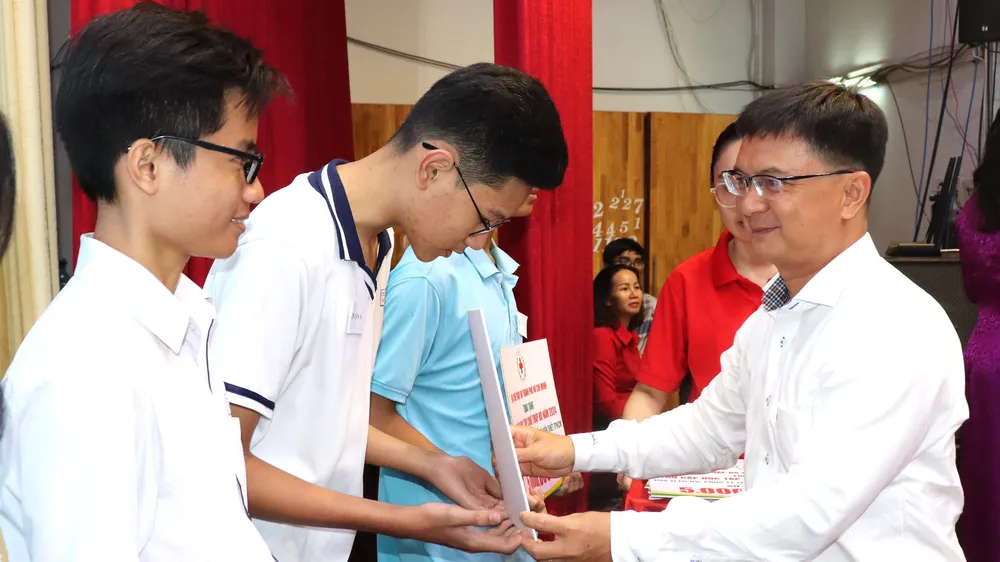 Trưởng Ban Dân vận Thành ủy TPHCM Nguyễn Mạnh Cường trao học bổng đến học sinh vượt khó, hiếu học